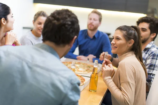 Vänner på pizza fest — Stockfoto