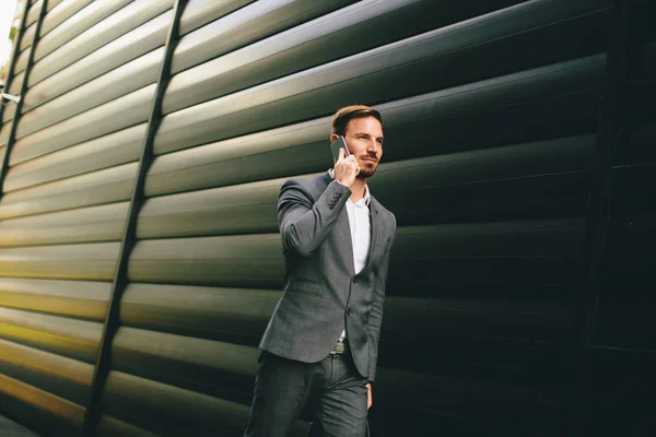 Joven hombre de negocios con teléfono móvil — Foto de Stock
