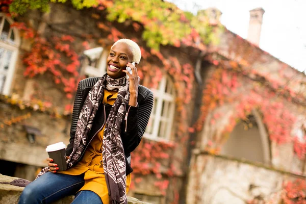 Moderne afrikanisch amerikanische Frau mit Telefon — Stockfoto