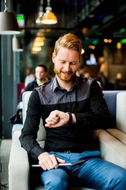 Tabletli genç adam.