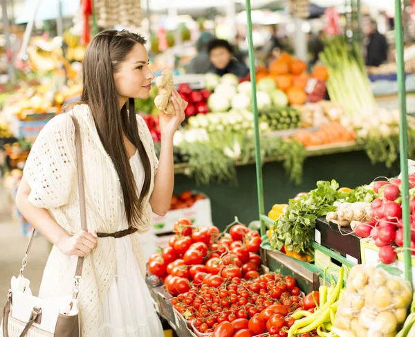 Giovane donna sul mercato — Foto Stock