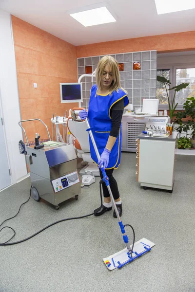 Pulizia donna in studio dentistico — Foto Stock