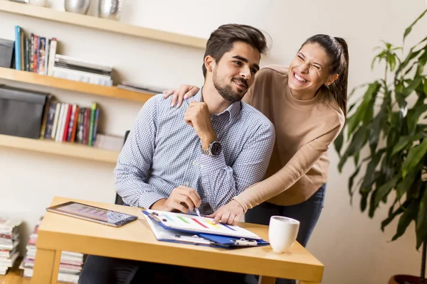 Casal de negócios trabalhando — Fotografia de Stock