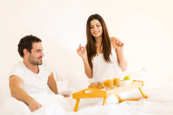 Jovem casal na cama — Fotografia de Stock