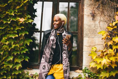 Telefon ile modern Afrikalı-Amerikalı kadın