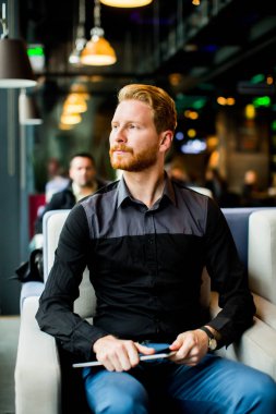 Tabletli genç adam.