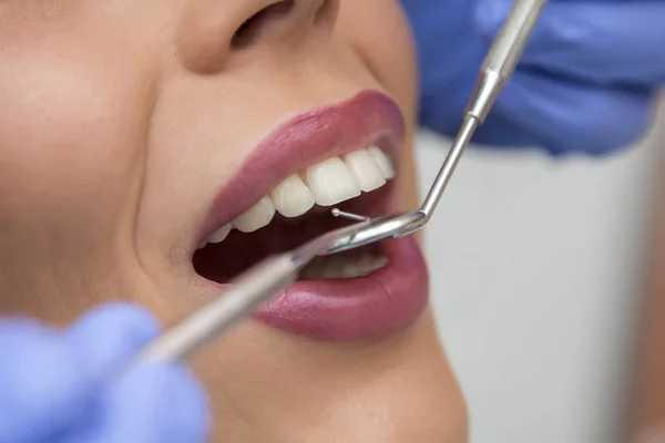 Paziente con controllo dentale — Foto Stock