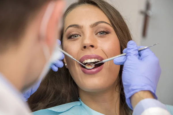 Erkek diş tedavisi sırasında — Stok fotoğraf