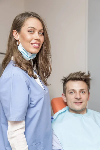 Hombres jóvenes en el dentista —  Fotos de Stock