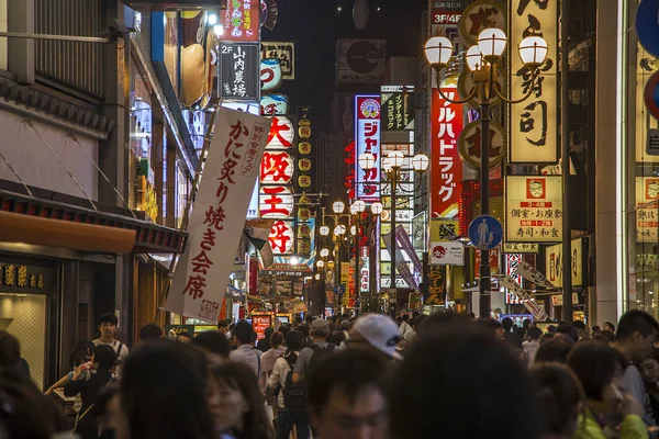 Люди на улице Осаки — стоковое фото