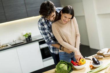 Genç çift mutfakta.