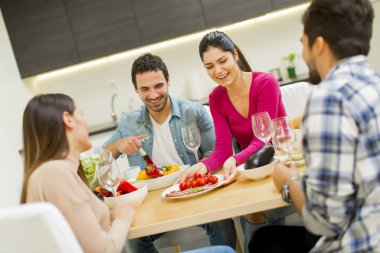 Gençler evde parti şarap