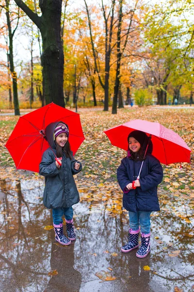 Маленькі дівчата під парасольками — стокове фото