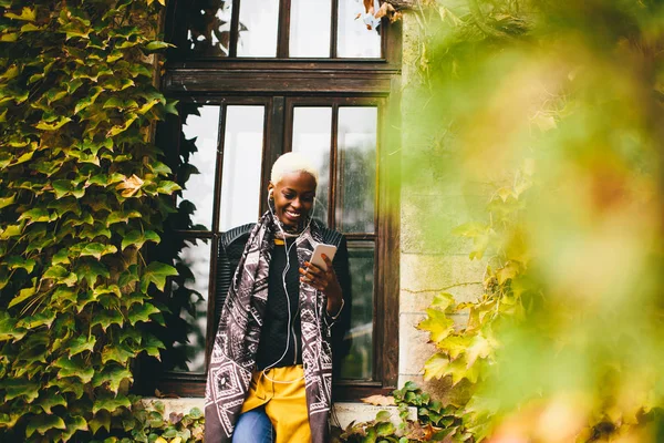 Moderne afrikanisch amerikanische Frau mit Telefon — Stockfoto