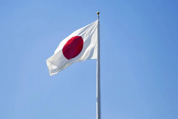 Размахивая японским флагом — стоковое фото