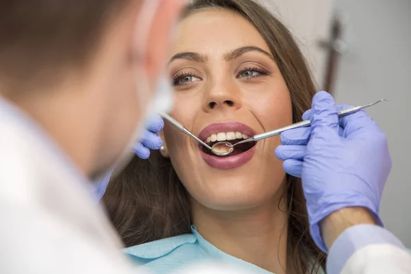 Женщина во время стоматологического лечения — стоковое фото