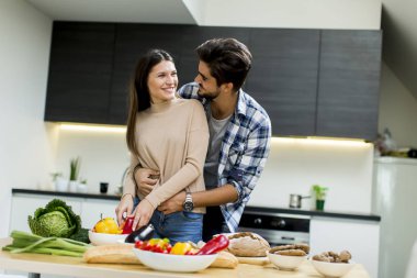 Genç çift mutfakta.