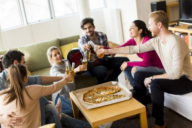 Pizza partisi de arkadaşlar