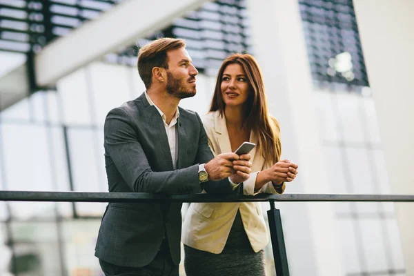 Jovem casal empresarial — Fotografia de Stock