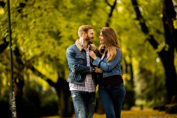 Verliefde paar in de herfst park — Stockfoto