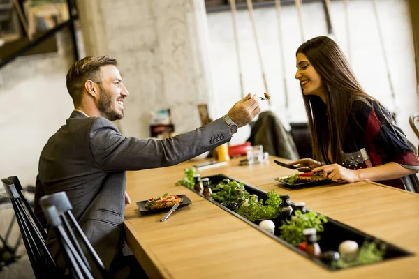 Linda pareja en el restaurante — Foto de Stock