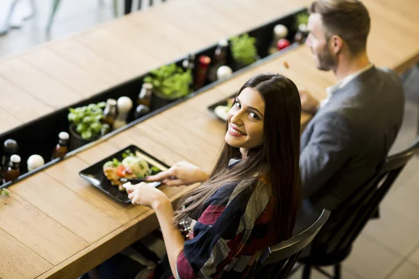 Linda pareja en el restaurante — Foto de Stock