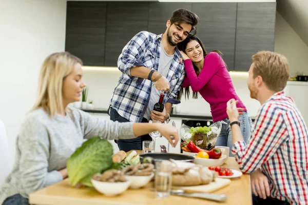 Jóvenes en casa vino fiesta — Foto de Stock