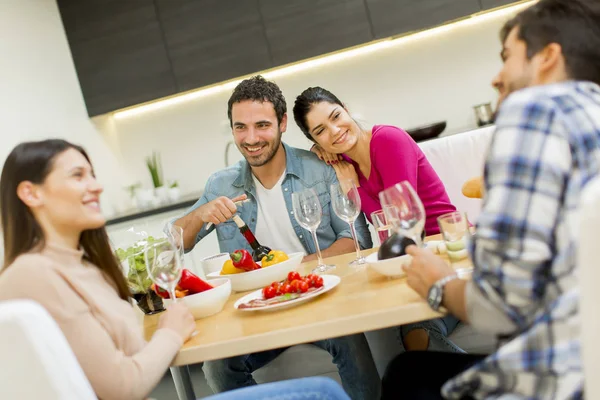 Jóvenes en casa vino fiesta — Foto de Stock