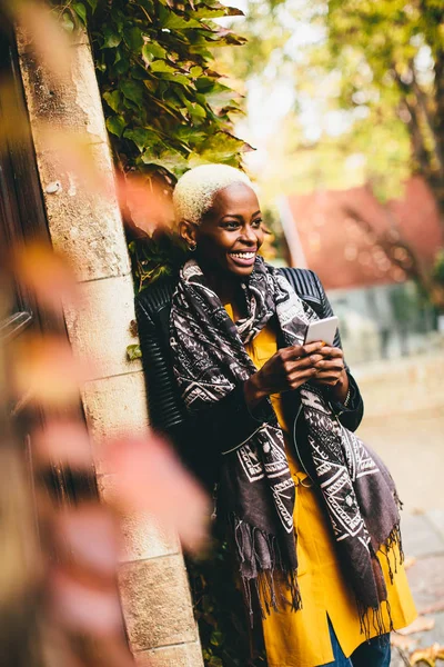 Σύγχρονη αφρικανική αμερικανική γυναίκα με τηλέφωνο — Φωτογραφία Αρχείου