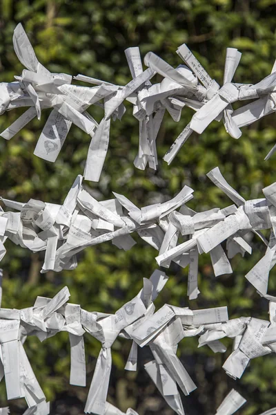 Sortes em tiras de papel em Fushimi Inari — Fotografia de Stock