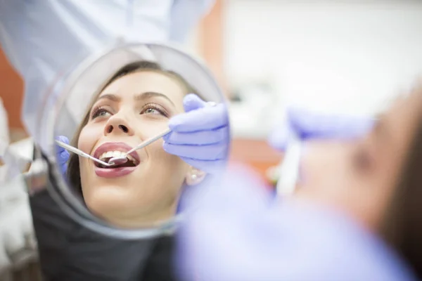 Пациент, имеющий стоматологический осмотр — стоковое фото