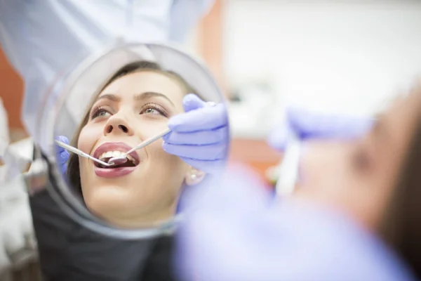 Paziente con controllo dentale — Foto Stock