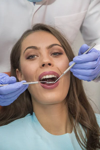 Пациент, имеющий стоматологический осмотр — стоковое фото