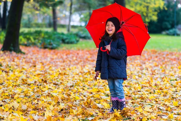 우산 아래에서 어린 소녀 — 스톡 사진