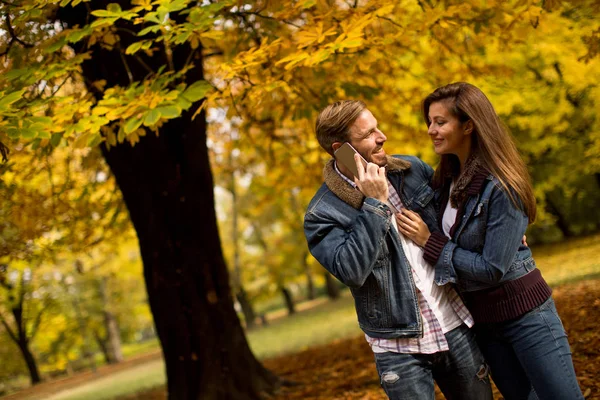 Coppia nel parco autunnale — Foto Stock