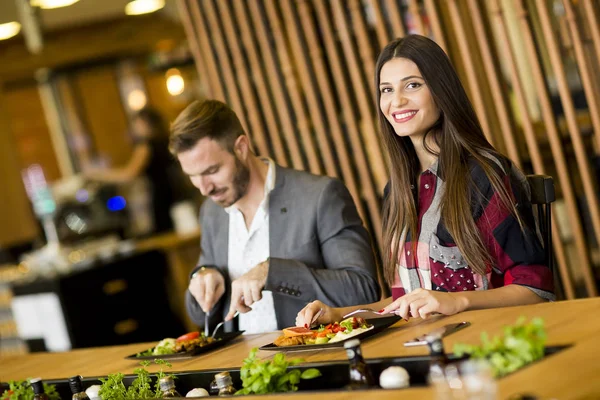 Linda pareja en el restaurante — Foto de Stock