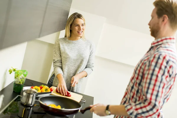 Jovem casal na cozinha — Fotografia de Stock