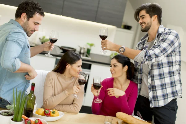 Jovens em casa festa de vinho — Fotografia de Stock