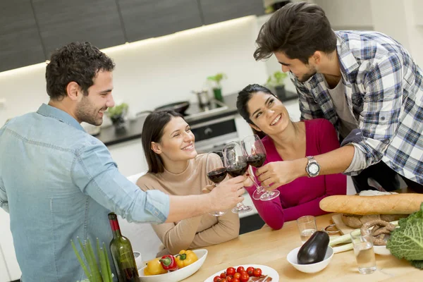 Jóvenes en casa vino fiesta — Foto de Stock