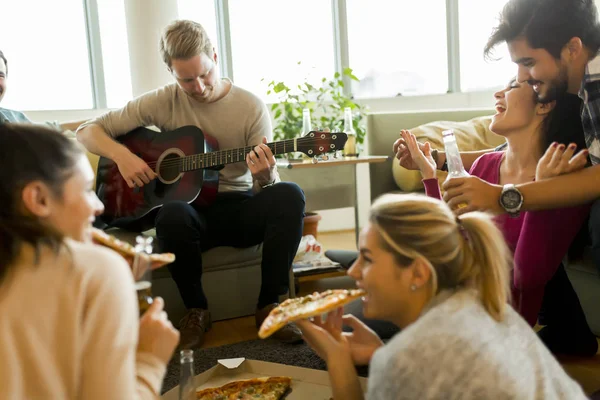 Przyjaciele pizza party — Zdjęcie stockowe