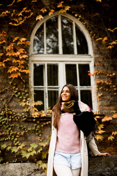 Giovane donna all'aperto — Foto Stock