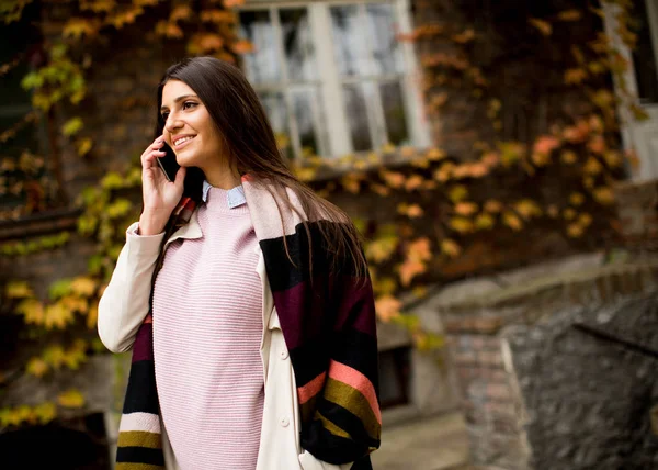 Kobieta z telefonem odkryty — Zdjęcie stockowe