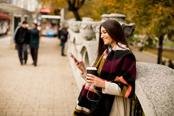 Woman with phone outdoor — Stock Photo, Image