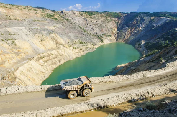 Open pit and truck — Stock Photo, Image
