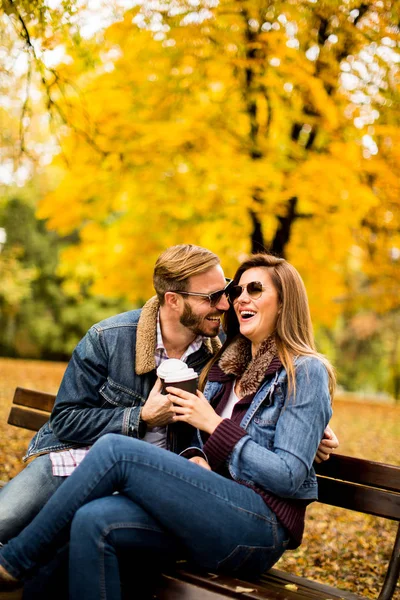 Pasangan di taman musim gugur — Stok Foto