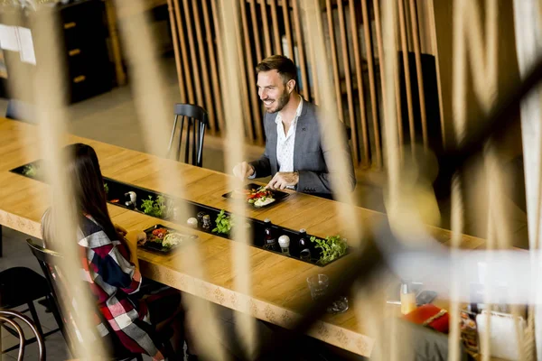 Coppia carina nel ristorante — Foto Stock