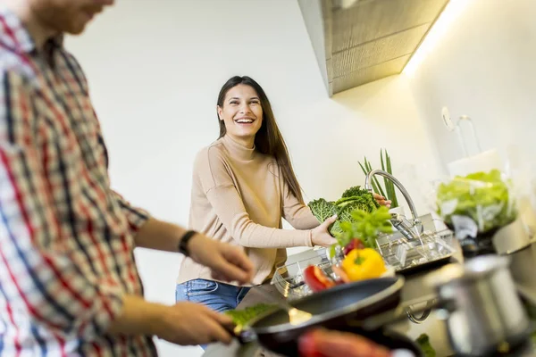 Pareja joven en la cocina — Foto de Stock