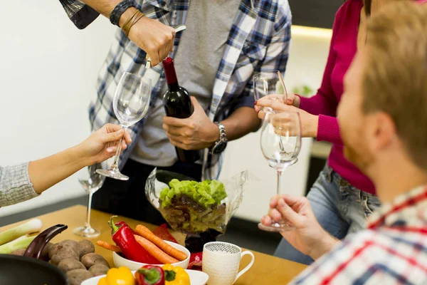 젊은 사람들이 집에서 와인 파티 — 스톡 사진