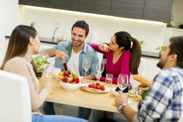 Jóvenes en casa vino fiesta — Foto de Stock