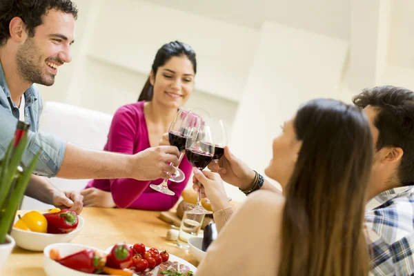 Junge Leute zu Hause Weinparty — Stockfoto